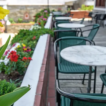 Lazaridis Luxury & *