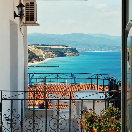 Lazaridis Luxury & *