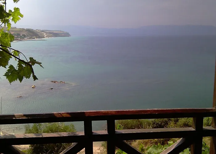 Lazaridis Luxury & * Nea Roda