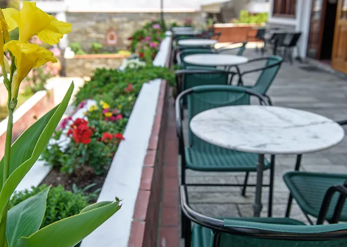 Lazaridis Luxury & *