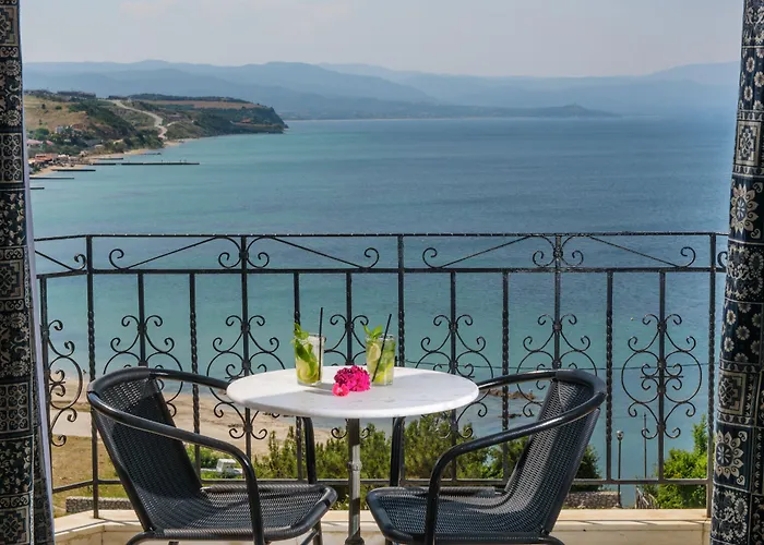 Lazaridis Luxury & *